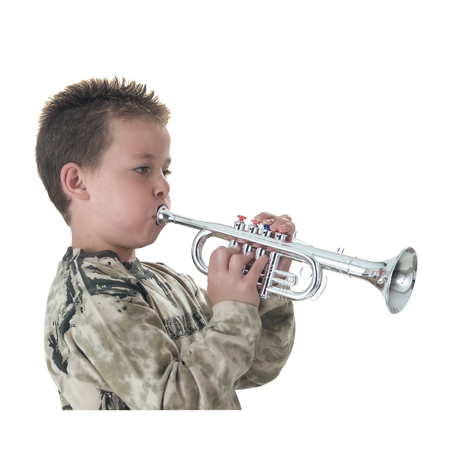 男の子が頬を膨らませて演奏をしています。